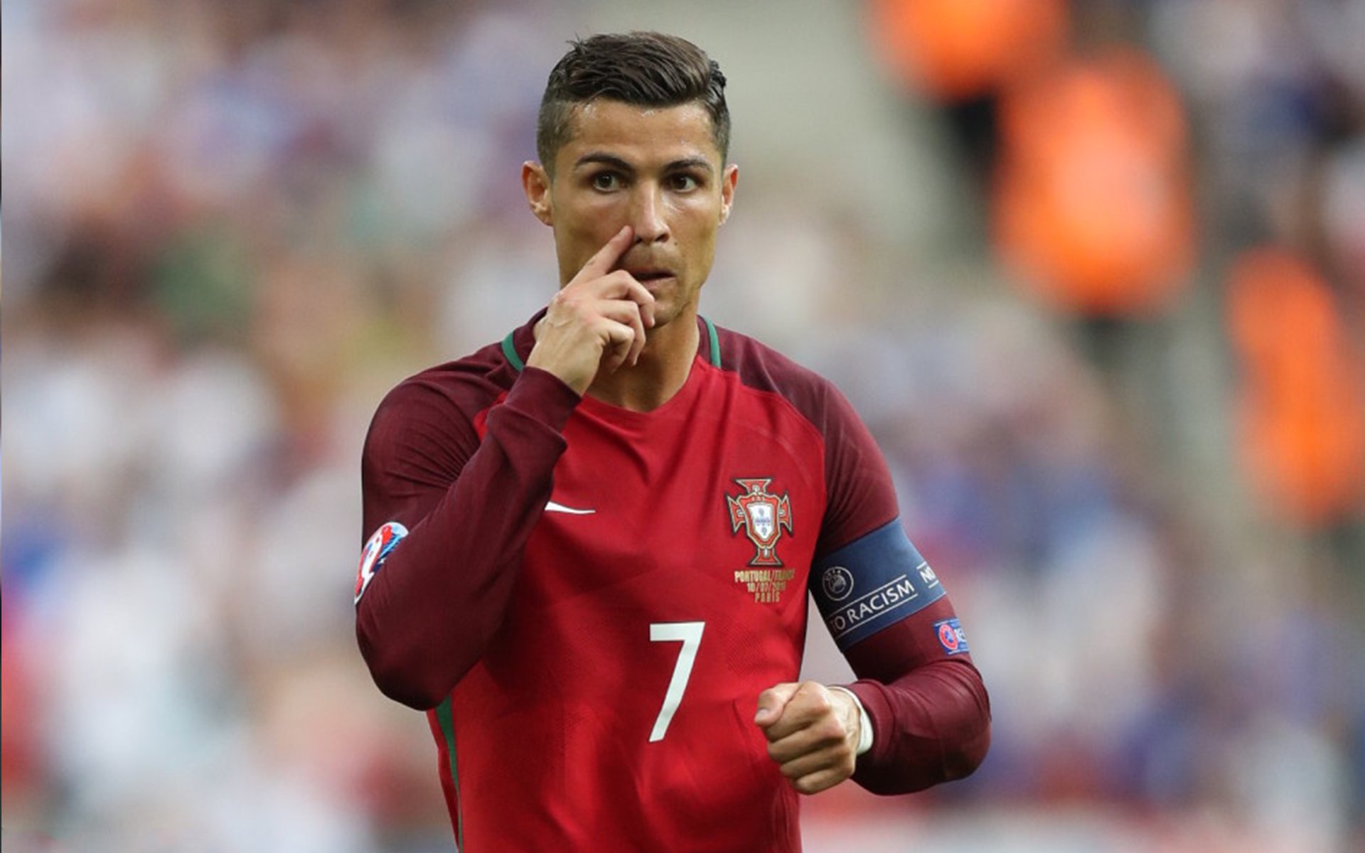 C罗赛后在球场中央独自默哀致敬传奇,c罗出战